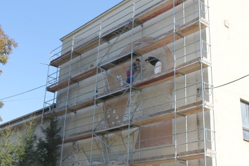 Mesto Trebišov obnovuje chátrajúcu fresku na budove KaSS